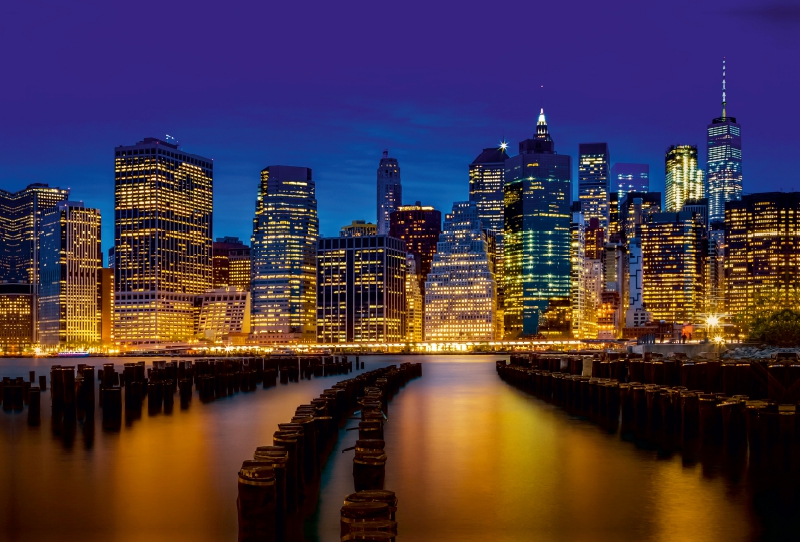 MANHATTAN SKYLINE Idyllische Ansicht zur blauen Stunde