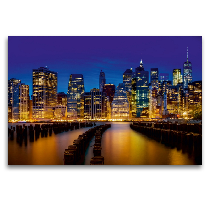 MANHATTAN SKYLINE Idyllische Ansicht zur blauen Stunde