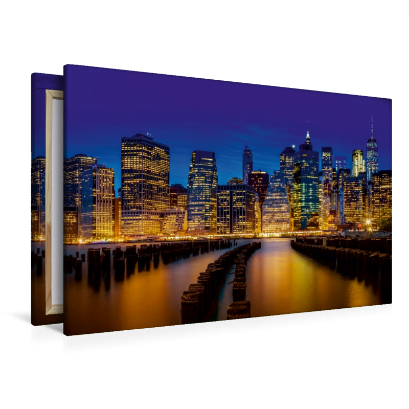 MANHATTAN SKYLINE Idyllische Ansicht zur blauen Stunde