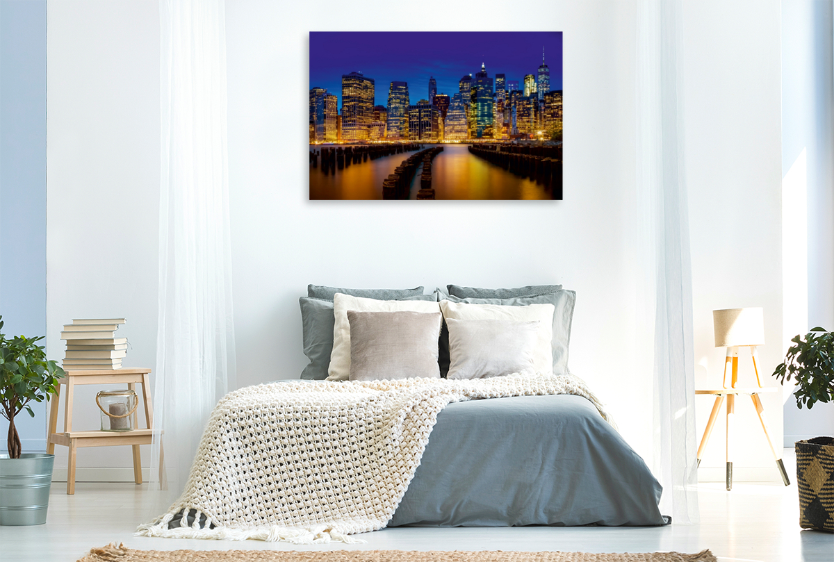 MANHATTAN SKYLINE Idyllische Ansicht zur blauen Stunde