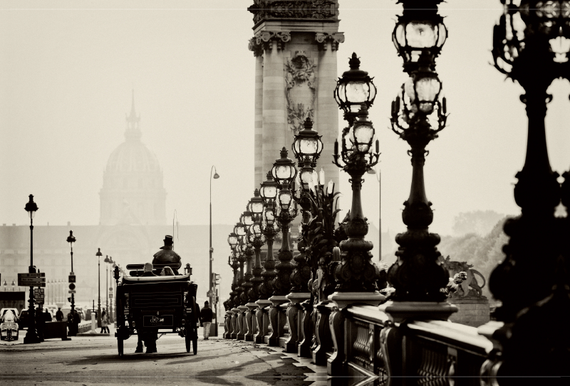 Szene mit Hochzeitskutsche auf der Brücke Pont Alexandre III