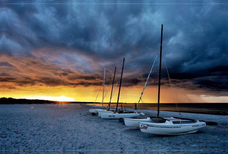 Aufziehendes Unwetter zum Sonnenuntergang