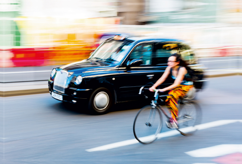 Straßenszene mit Taxi in London