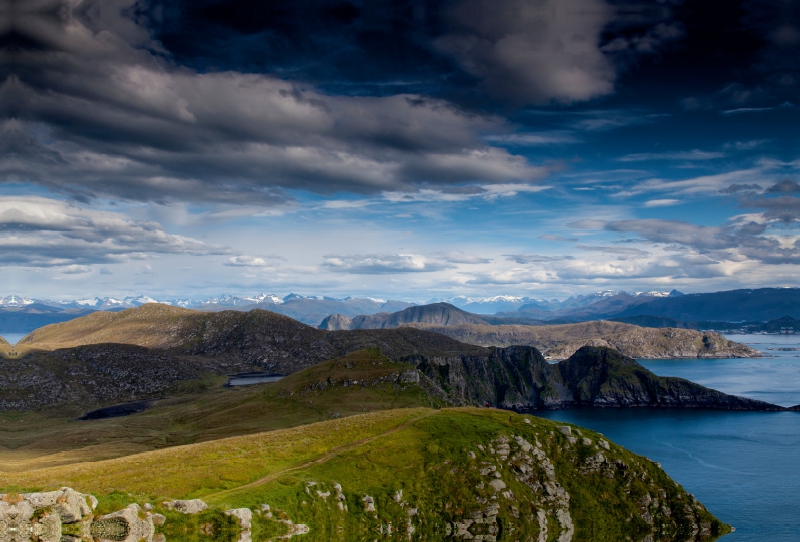 Blick über die Insel zu den Fjorden Norwegens