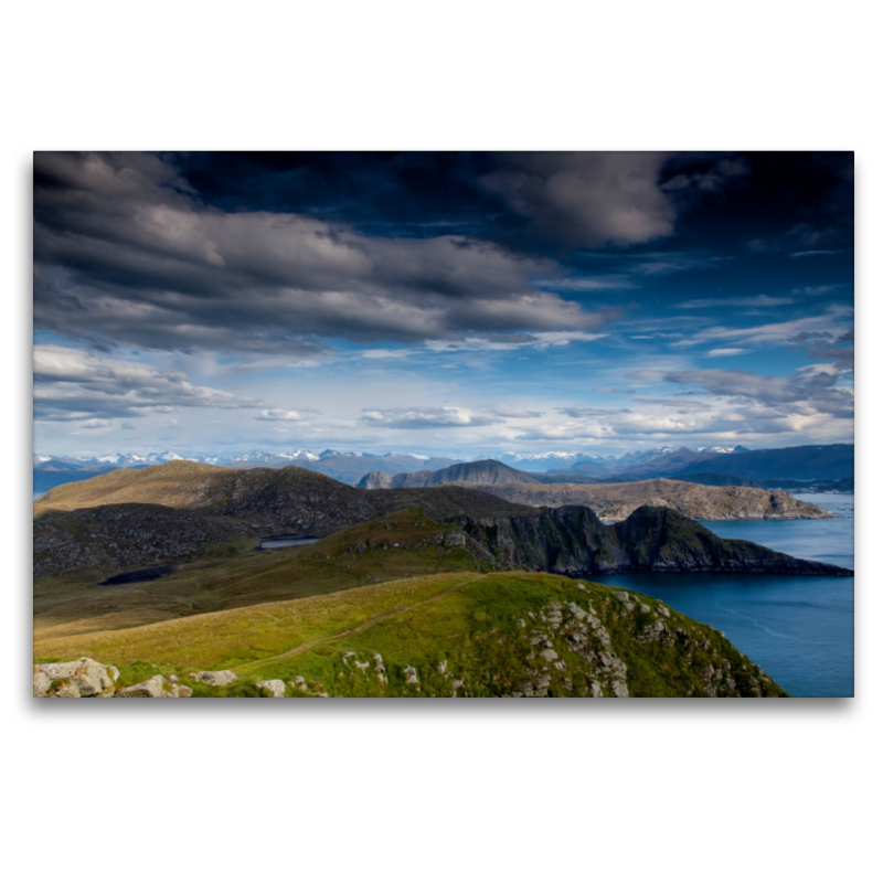 Blick über die Insel zu den Fjorden Norwegens