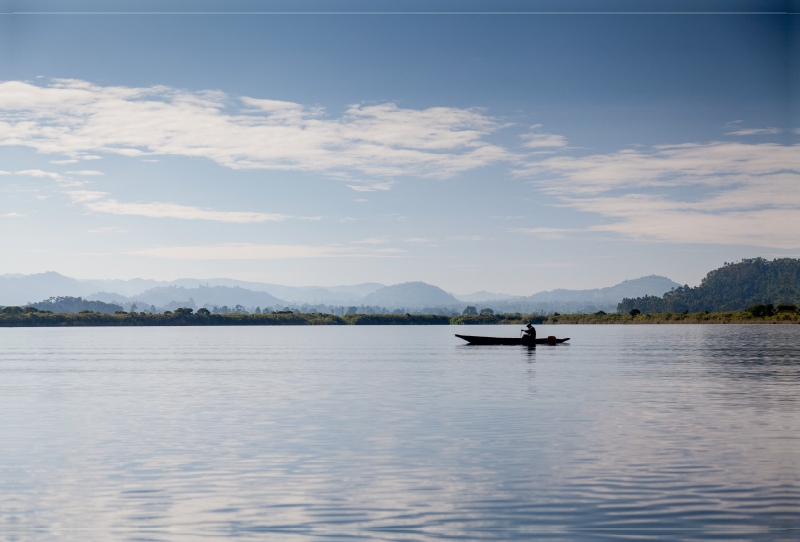 Kanu am Morgen auf dem Lake Mutanda