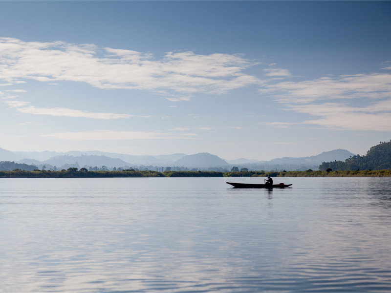 Kanu am Morgen auf dem Lake Mutanda