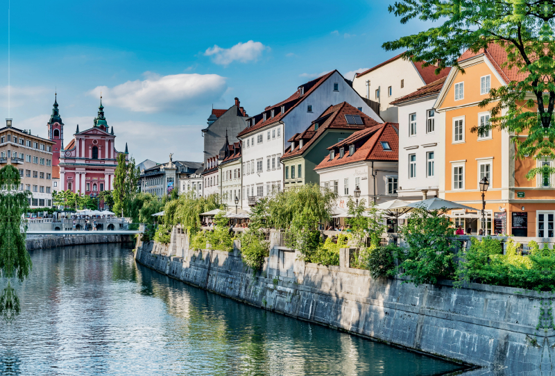 Promenade am Fluss Ljubljanica und Franziskanerkirche in Ljubljana