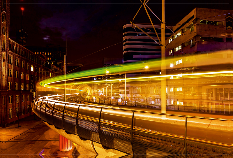 Hochbahn in Den Haag, Niederlande, bei Nacht