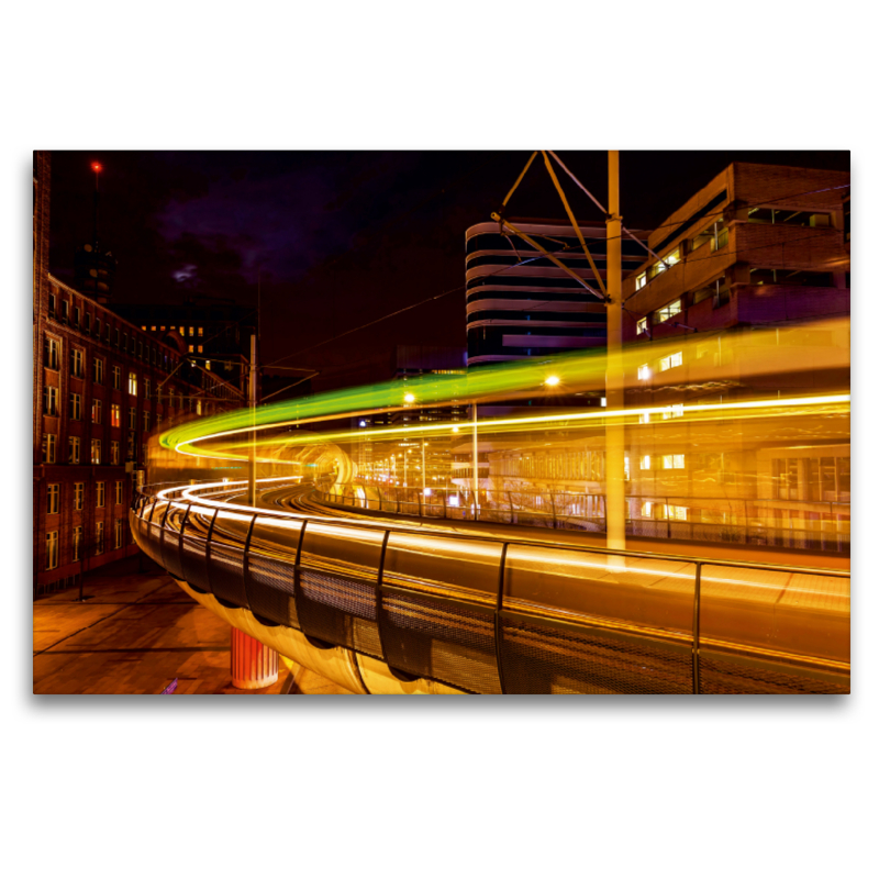 Hochbahn in Den Haag, Niederlande, bei Nacht