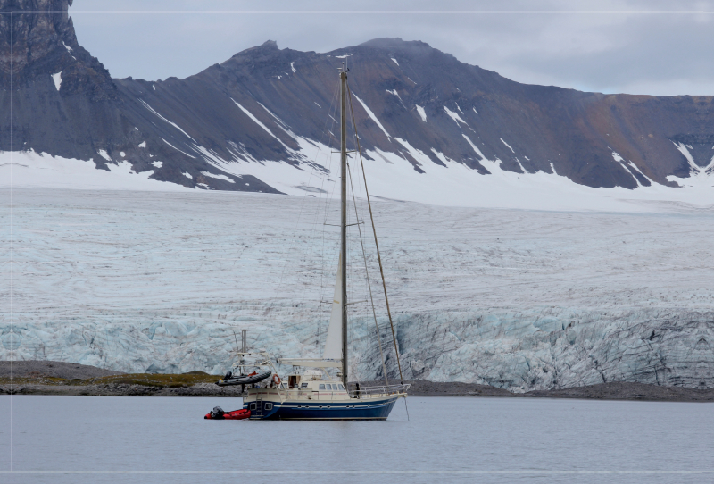 Segelyacht in einem Fjord vor der Insel Spitzbergen