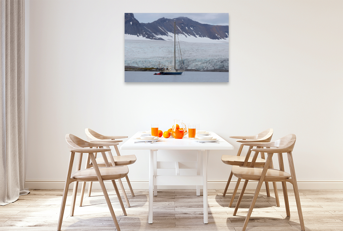 Segelyacht in einem Fjord vor der Insel Spitzbergen