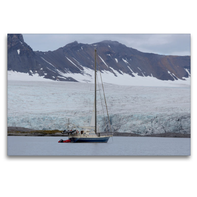 Segelyacht in einem Fjord vor der Insel Spitzbergen