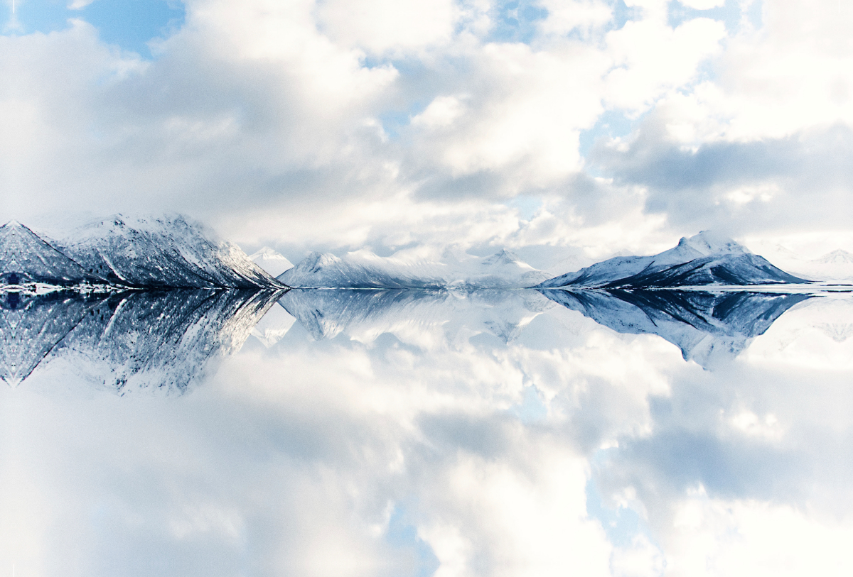 Spiegelung schneebedeckter Berge