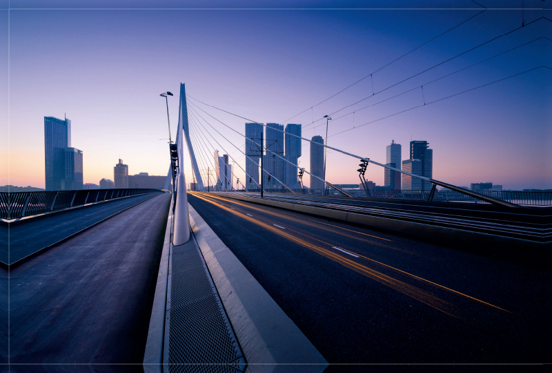 Erasmusbrücke in Rotterdam mit Blick zum Wilhelminapier