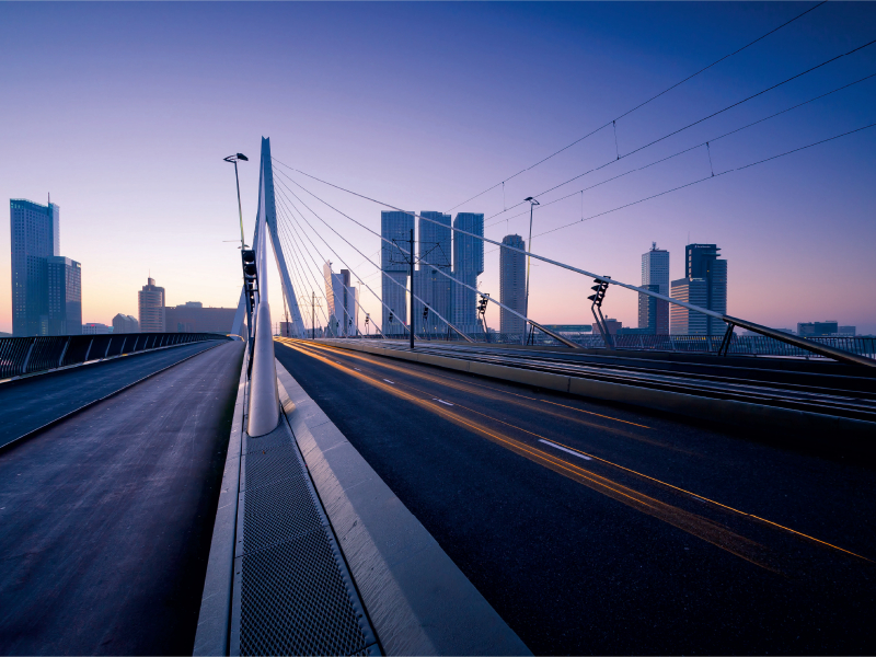 Erasmusbrücke in Rotterdam mit Blick zum Wilhelminapier