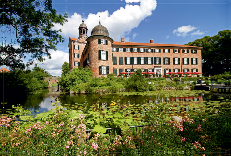 Das Eutiner Schloss von der Schlossparkseite aus gesehen.