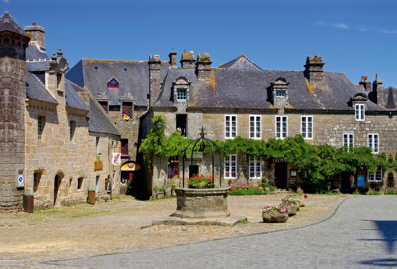 Place de l'Église in Locronan