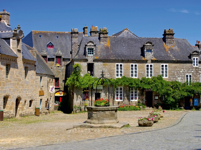 Place de l'Église in Locronan