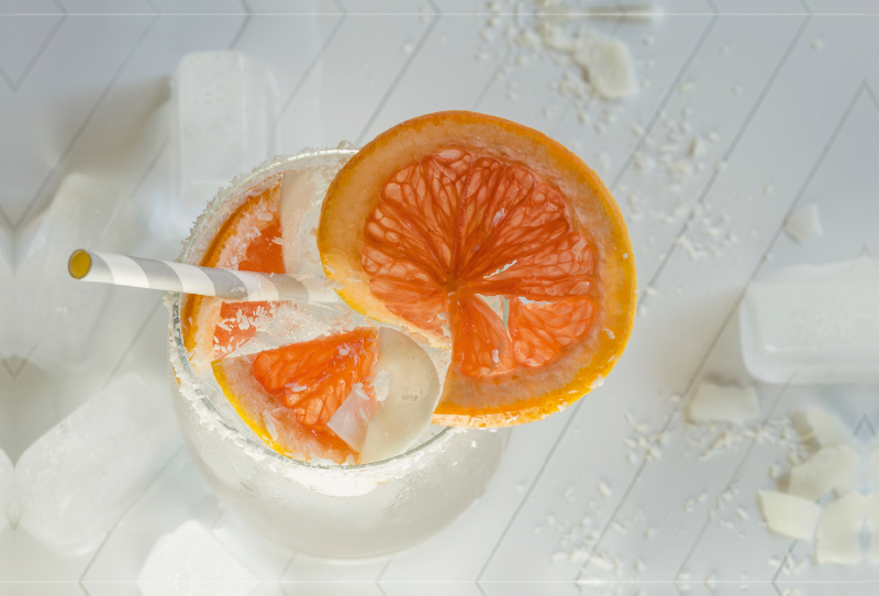 Süßes Vitamin-Wasser mit roter Grapefruit und Kokosflocken