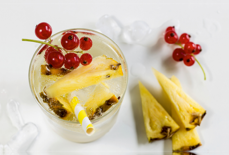 Frisches Aromawasser mit Ananas und roter Johannisbeere