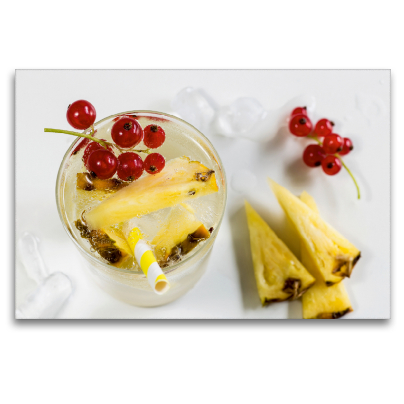 Frisches Aromawasser mit Ananas und roter Johannisbeere