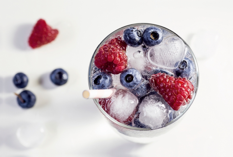 Vitalisierendes Wasser mit Himbeeren und Blaubeeren