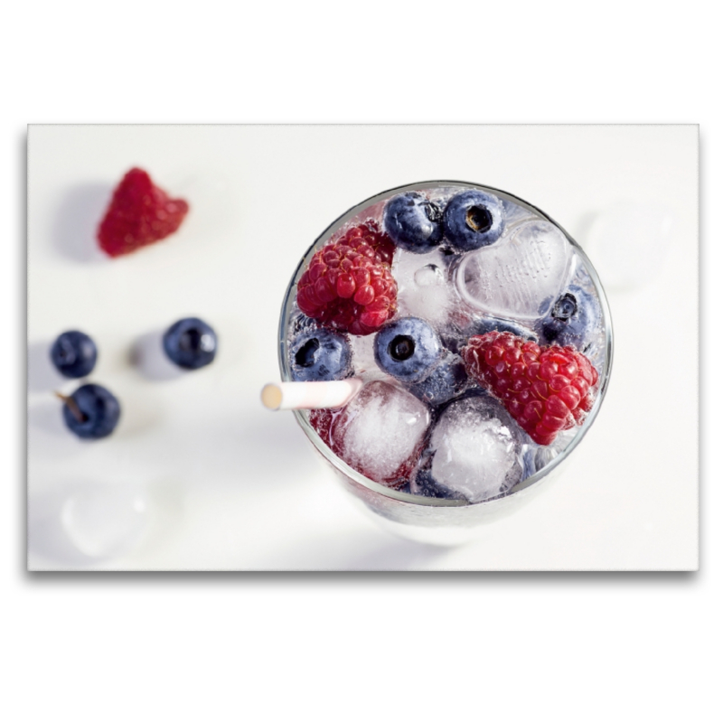 Vitalisierendes Wasser mit Himbeeren und Blaubeeren