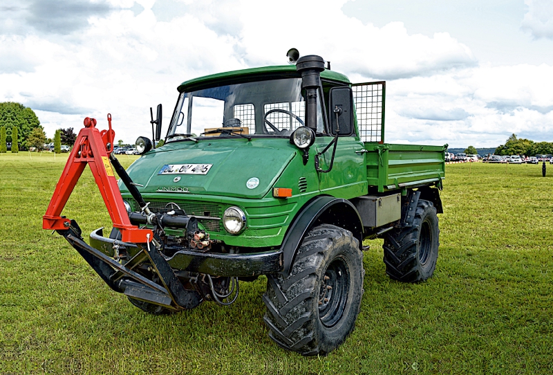 Unimog mit Frontanbau