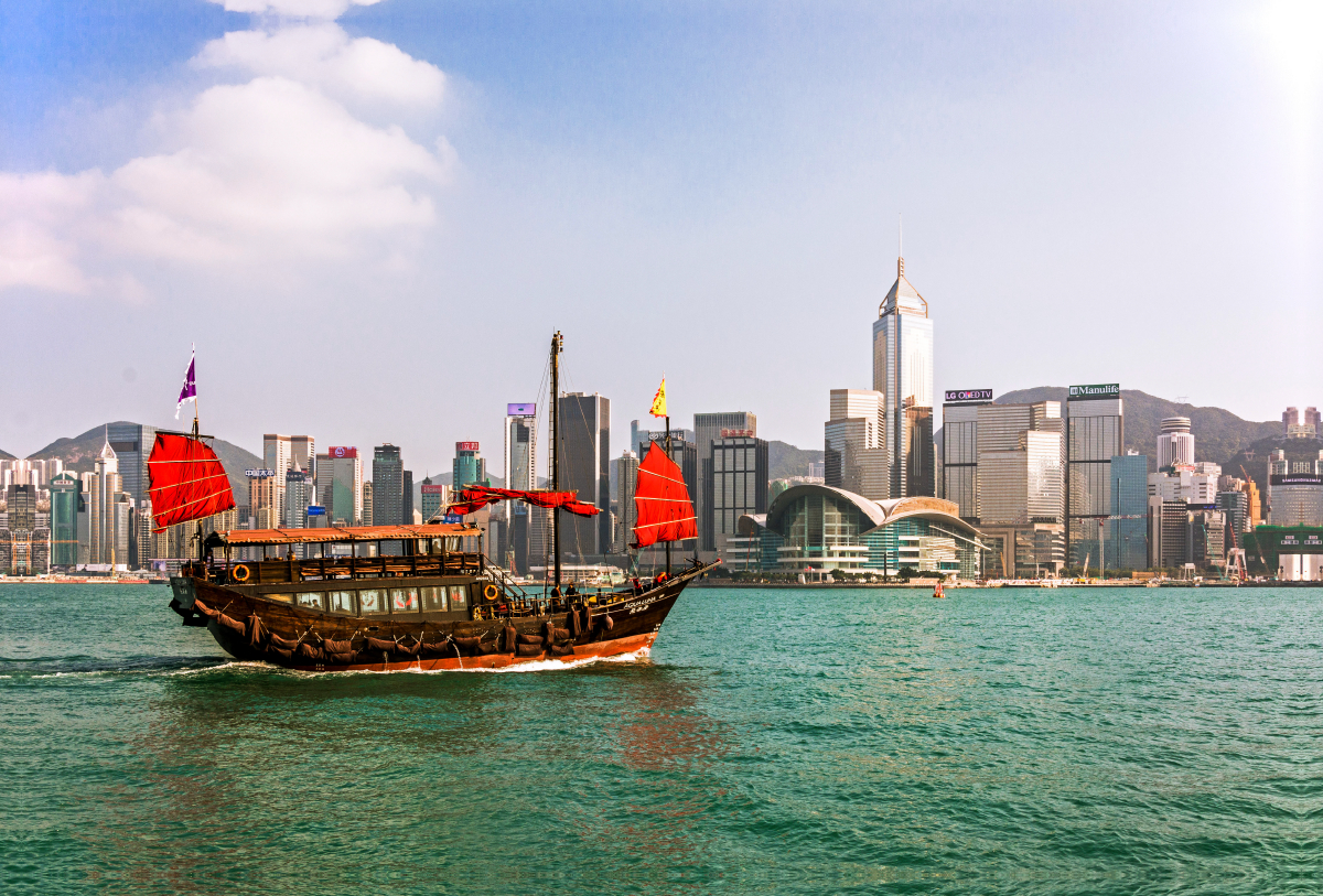 Dschunke im Victoria Harbour von Hongkong