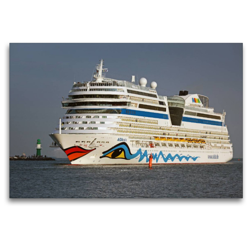 Aida Stella in der Hafeneinfahrt Warnemünde