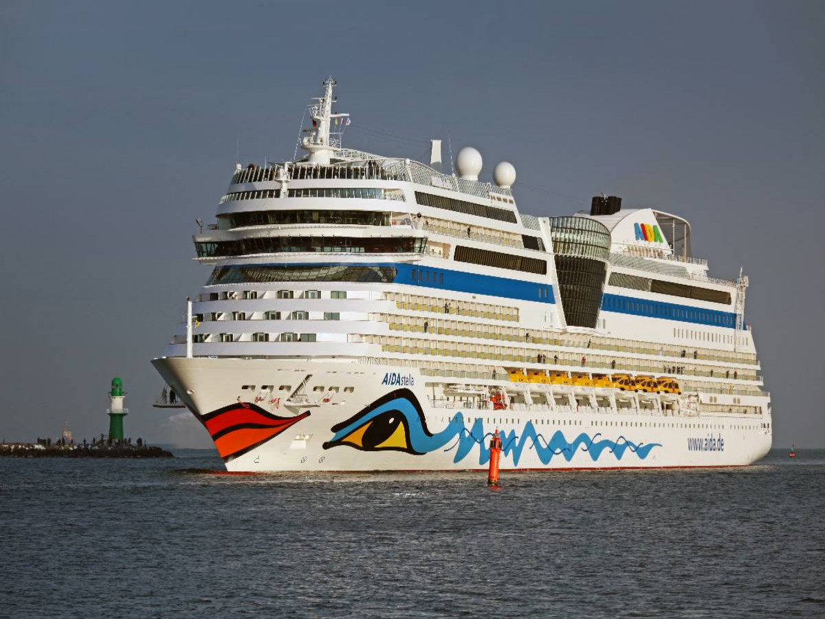 Aida Stella in der Hafeneinfahrt Warnemünde