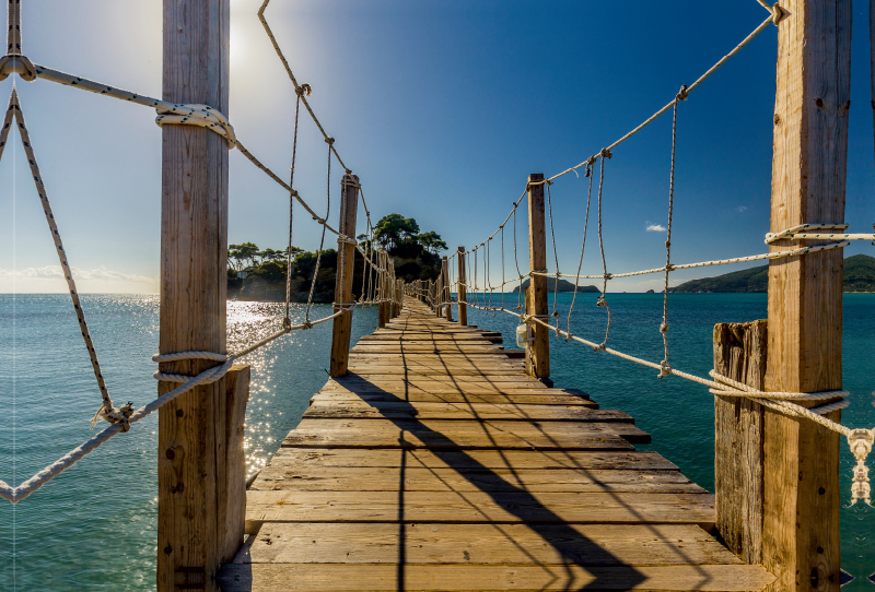 Zur kleinen Insel „Agios Sostis“ führt im Sommer ein langer Steg