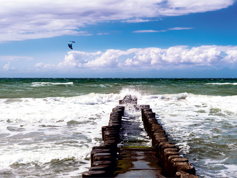 Wellenbrecher am Ostseestrand