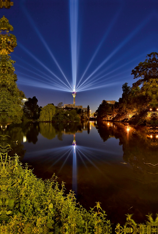 Blaue Stunde am Schwanenspiegel zum Grand Départ in Düsseldorf