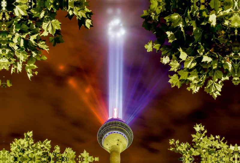 Grand Départ - Der Rheinturm in leuchtenden Nationalfarben von Frankreich