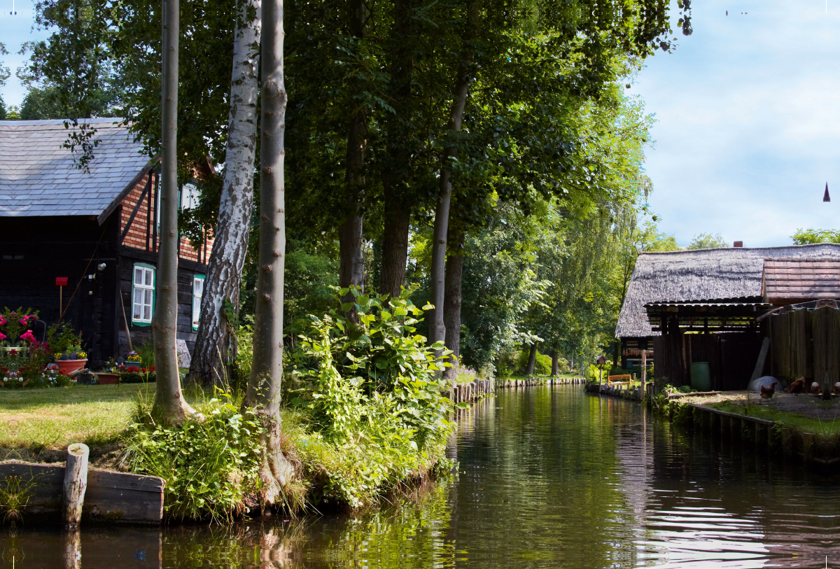 Häuser an einem Fließ im Spreewald