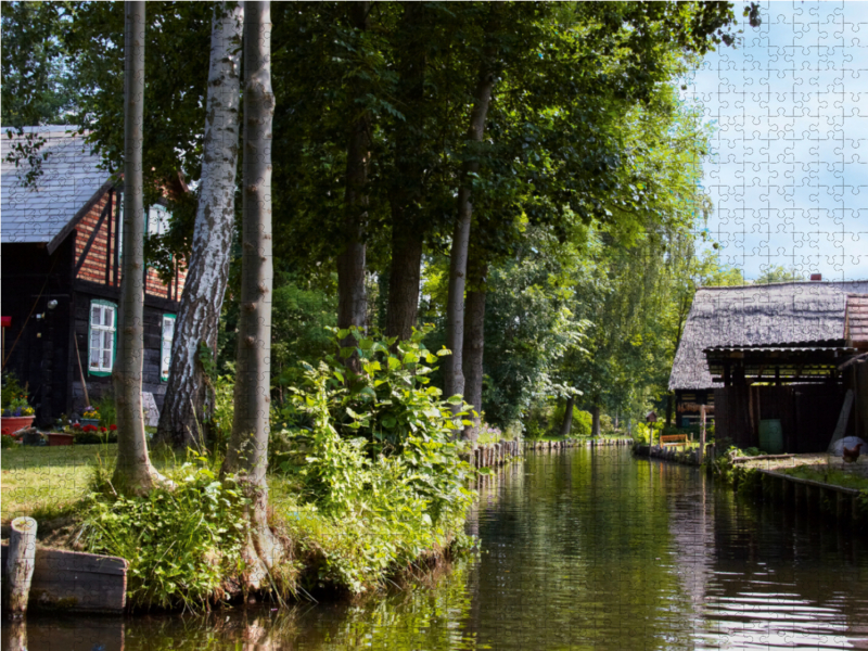 Häuser an einem Fließ im Spreewald