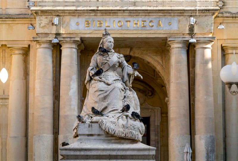 Statue Königin Victoria vor der Bibliothek