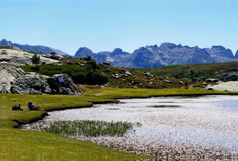 Rast an einem idyllischen Bergsee in Korsika