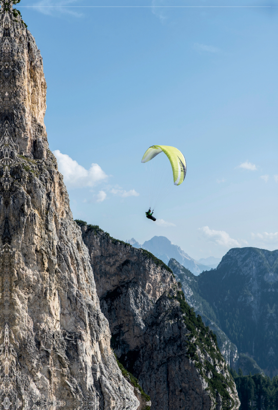 Mit dem Gleitschirm an schroffen Felsen