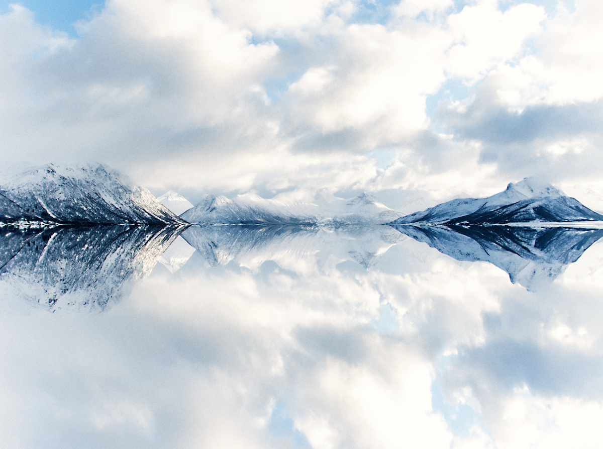 Spiegelung schneebedeckter Berge