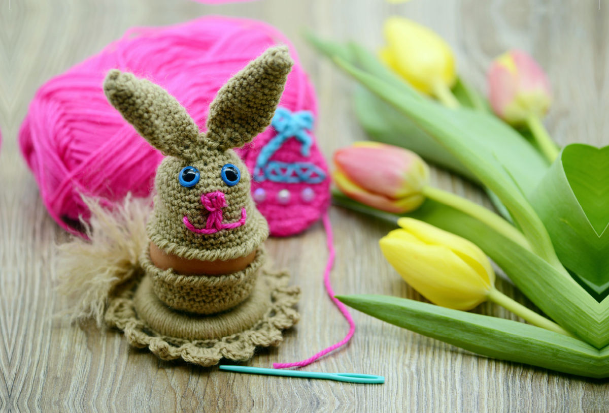 Niedlicher Osterhase als Eierbecher mit Häkelgarn und Strauß Tulpen