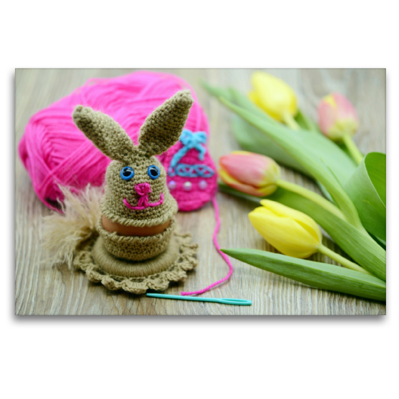 Niedlicher Osterhase als Eierbecher mit Häkelgarn und Strauß Tulpen