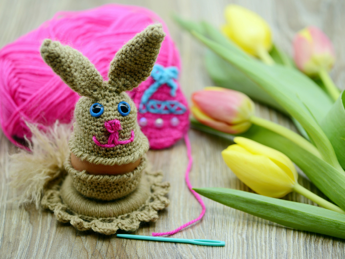 Niedlicher Osterhase als Eierbecher mit Häkelgarn und Strauß Tulpen