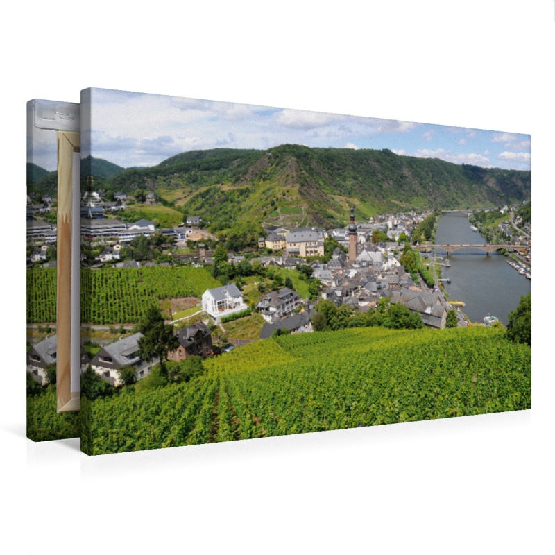 Blick über die Mosel bei Cochem. Stadtansicht mit Weinbergen.