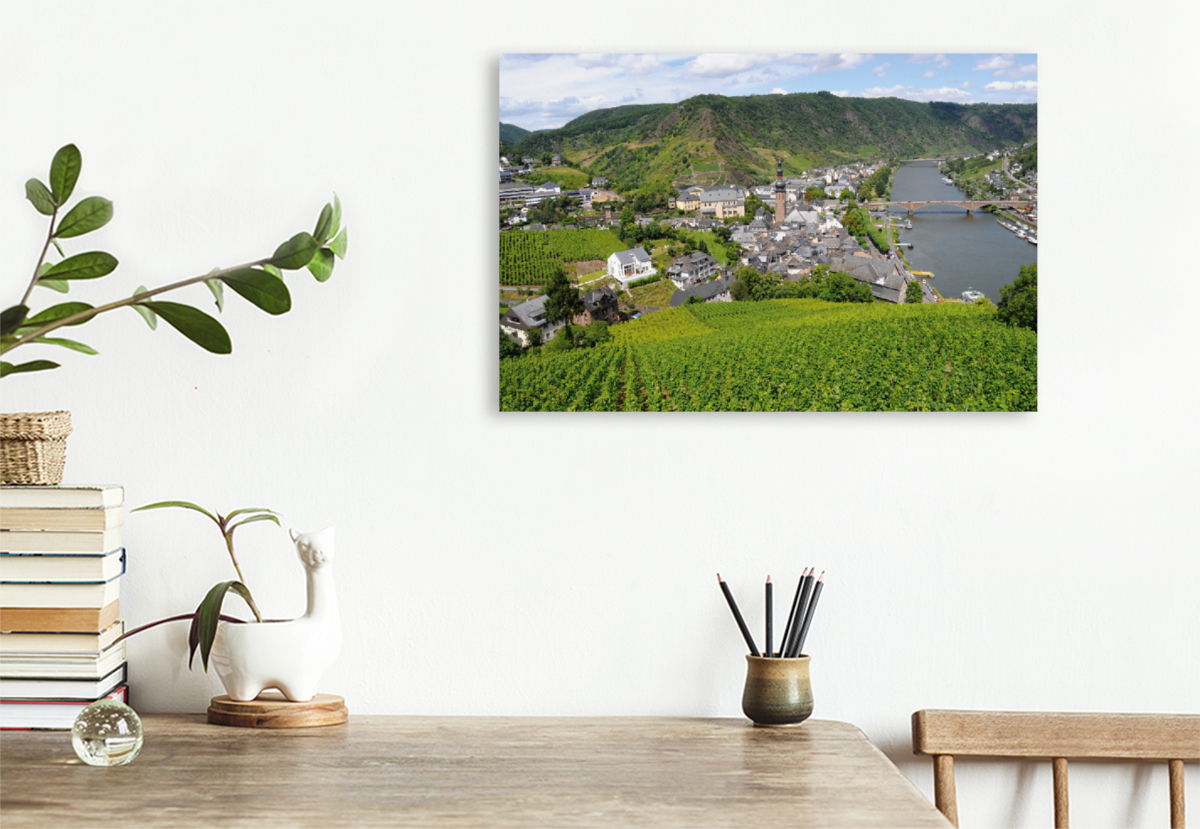 Blick über die Mosel bei Cochem. Stadtansicht mit Weinbergen.