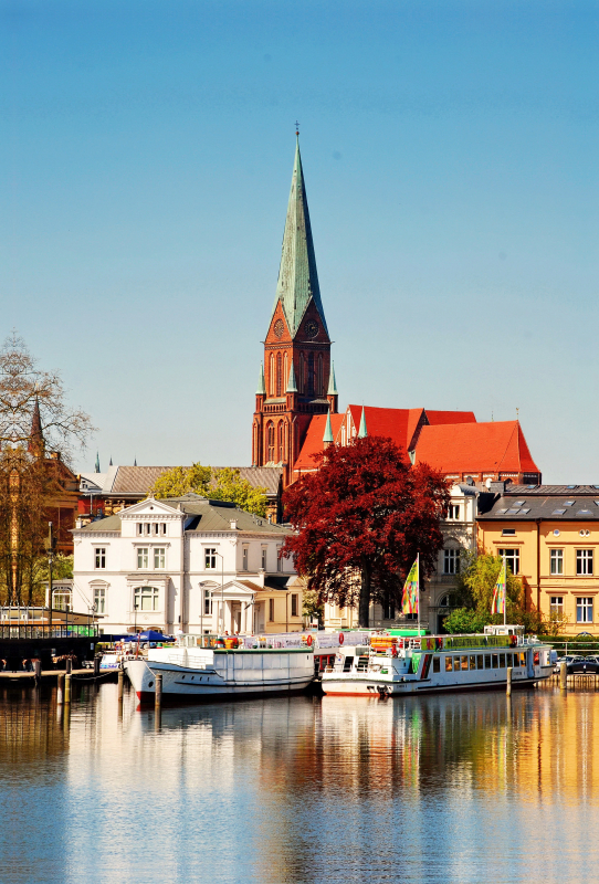 Blick zum Dom und Anlegestelle der Weiße Flotte