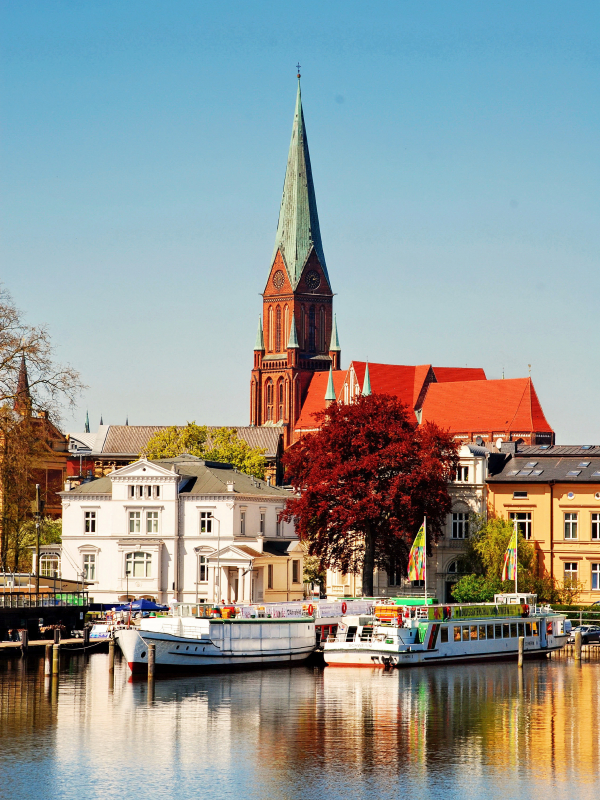 Blick zum Dom und Anlegestelle der Weiße Flotte