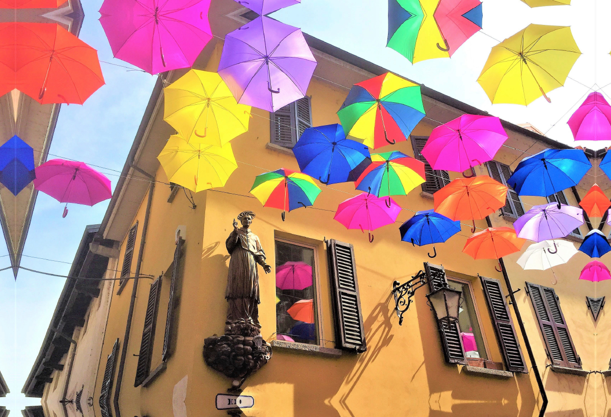 Arona am Lago Maggiore: Regenschirme im Sonnenlicht